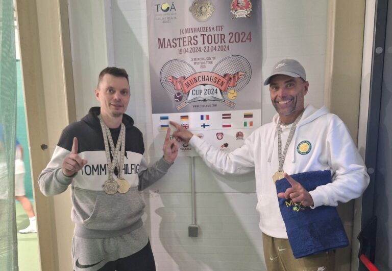 Kristjan Pakk ja Rene Busch Adazi Munchausen CUPi plakati ees, medalid kaelas