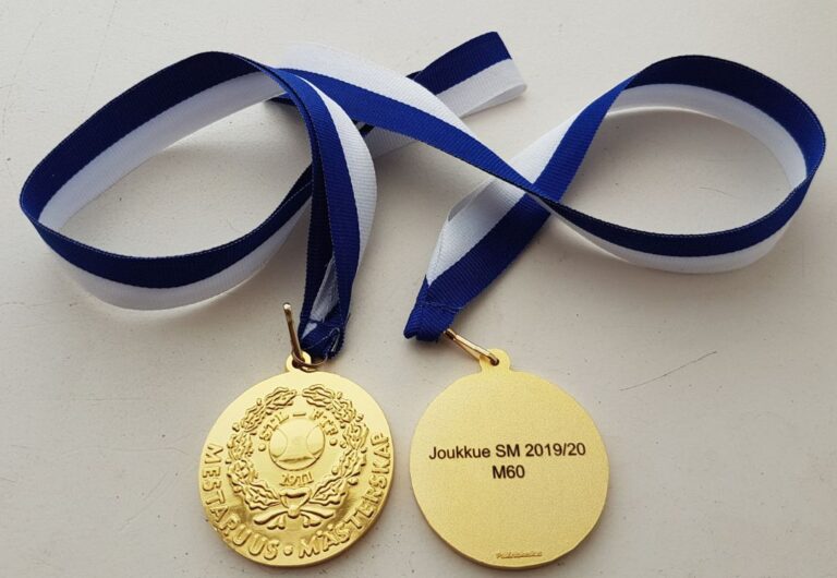 Soome tenniseliiga medali ees ja tagakülg, sini-valgel paelal